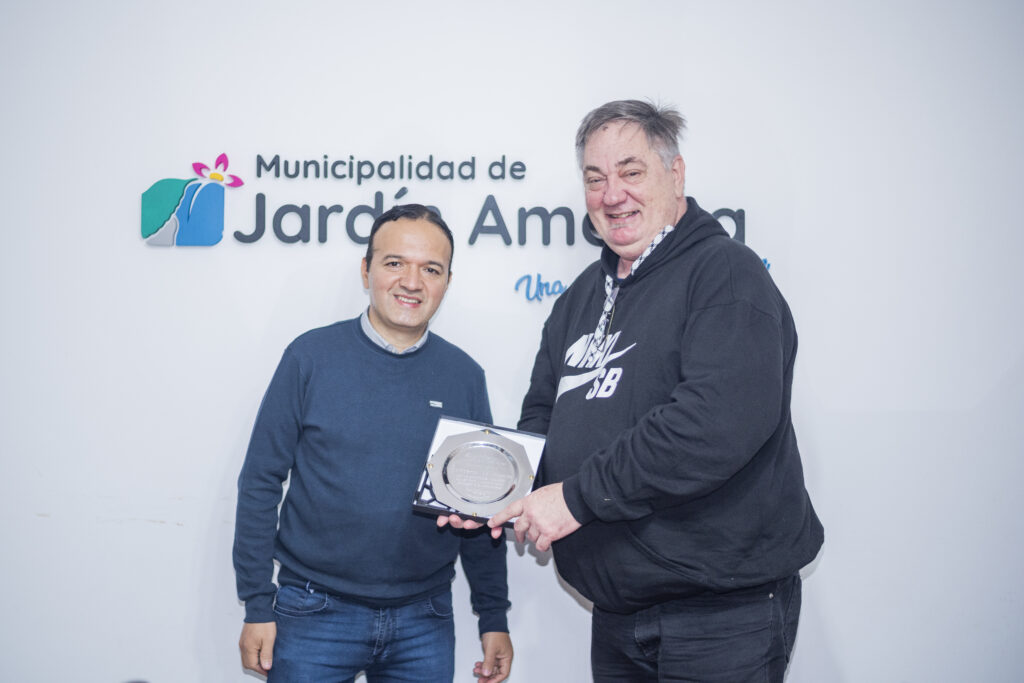 En el marco del Día Nacional del Bombero Voluntario, se realizó un reconocimiento al Comandante Eduardo Ratti, jefe del Cuerpo Activo de la Asociación de Bomberos Voluntarios de Jardín América