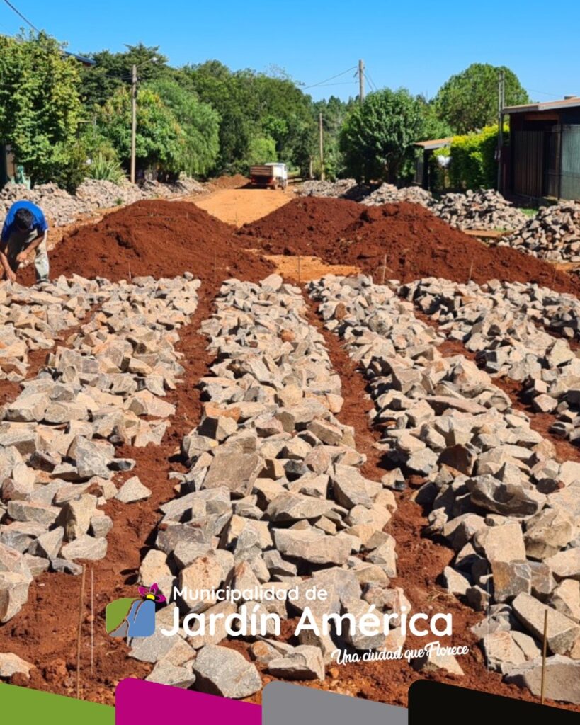 Seguimos mejorando la infraestructura urbana de nuestra comunidad. Avanzamos con las obras de empedrado en el Barrio Virgen de Itatí, sobre la calle Marajó, brindando mejores condiciones de circulación y mayor seguridad para vecinos y conductores