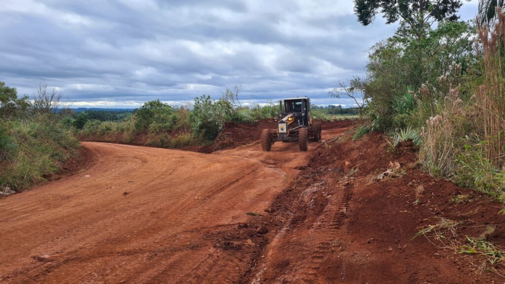 Seguimos trabajando junto al equipo de Obras Públicas en distintos puntos de la ciudad, realizando tareas de mantenimiento y mejora en calles y avenidas para brindar una circulación más segura y ordenada para todos