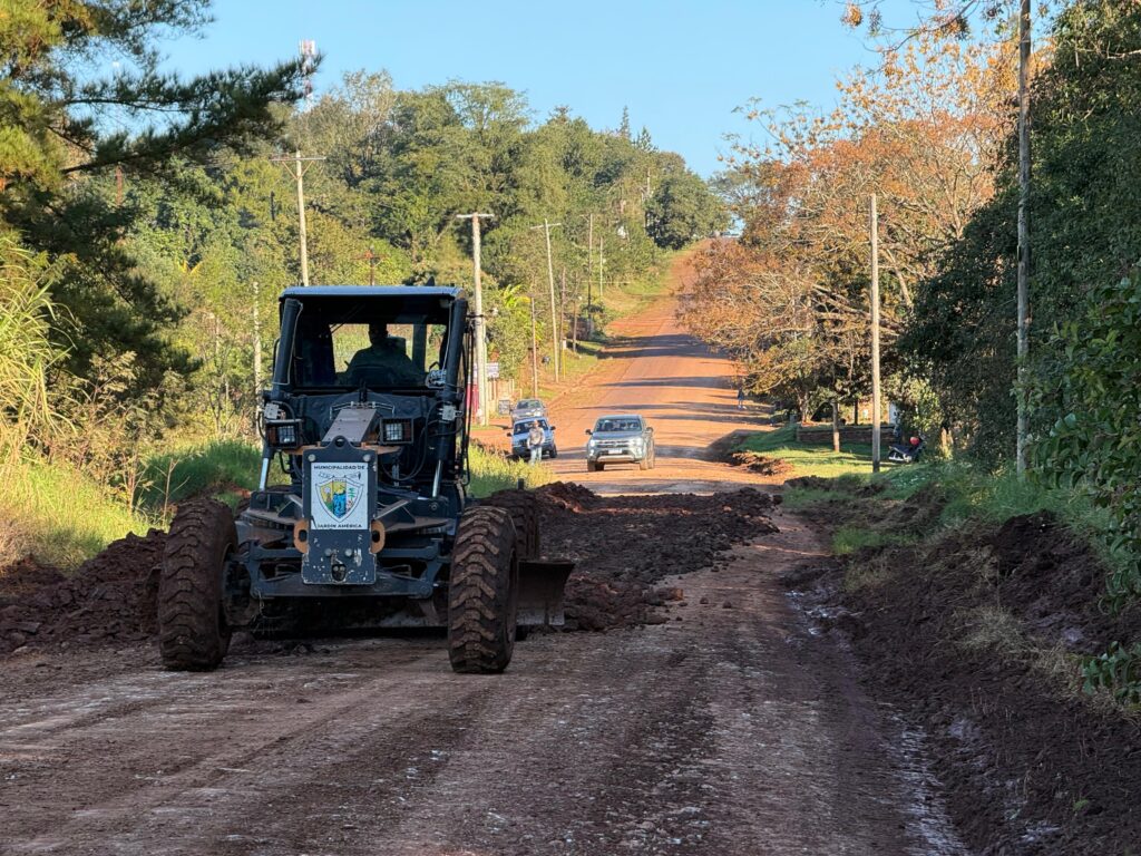 Avanzan los trabajos de obras públicas en los caminos de las colonias, mejorando la transitabilidad y acompañando el desarrollo de las zonas rurales