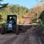 Avanzan los trabajos de obras públicas en los caminos de las colonias, mejorando la transitabilidad y acompañando el desarrollo de las zonas rurales