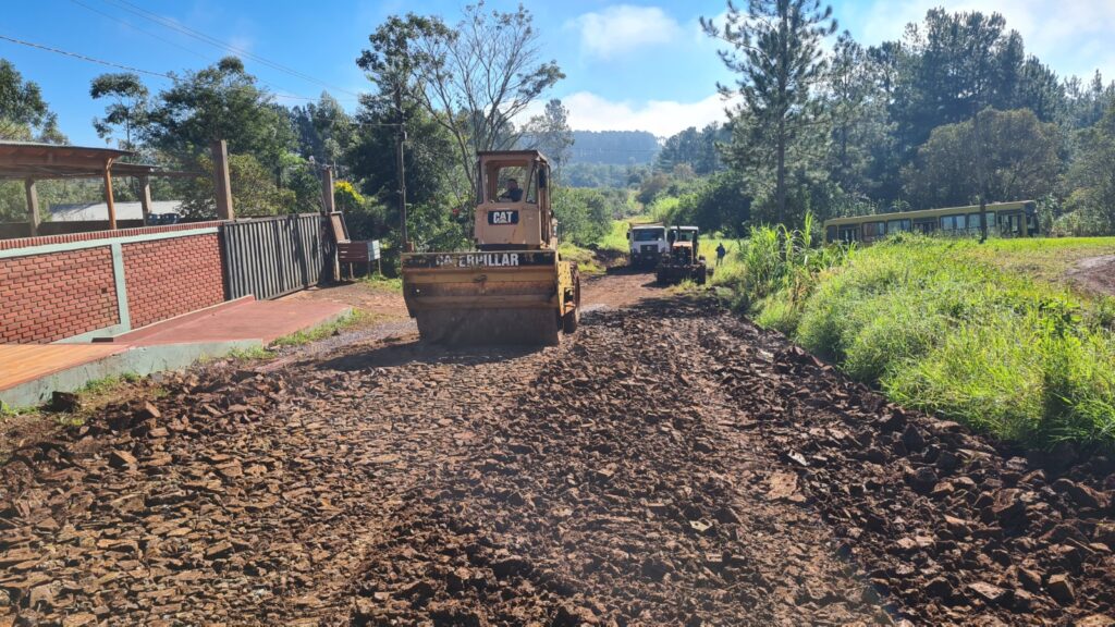 El área de Obras Públicas continúa desarrollando tareas de mantenimiento y mejora de la infraestructura vial en distintos barrios y colonias, con el objetivo de optimizar la circulación y brindar mayor seguridad a los vecinos