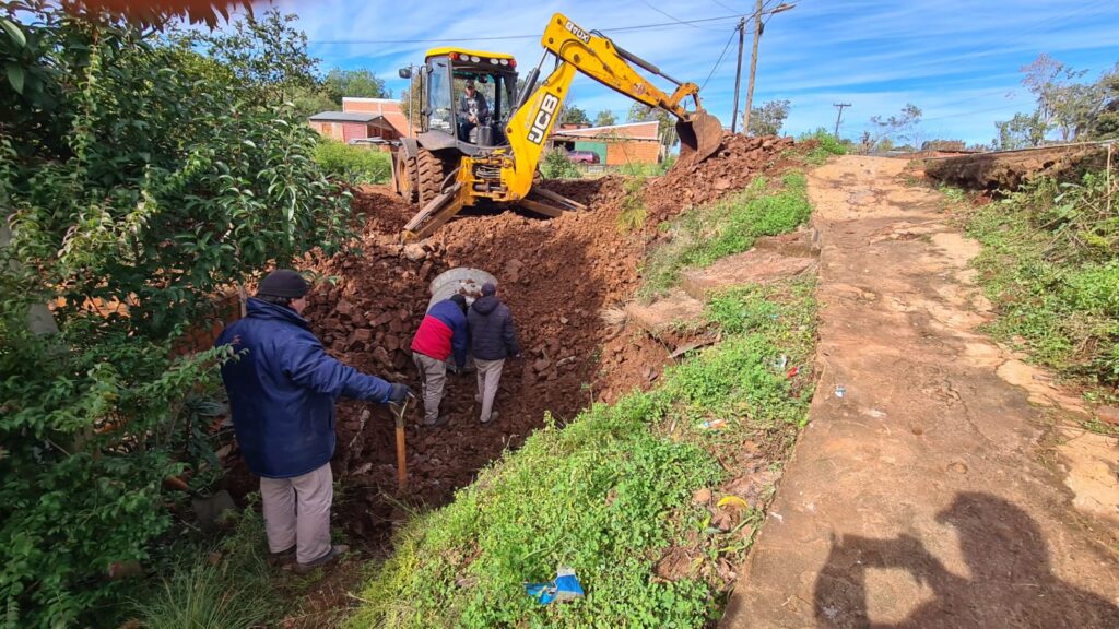 Desde el área de Obras Públicas se llevan adelante trabajos de perfilado, entoscado y entubado en diferentes barrios de la ciudad