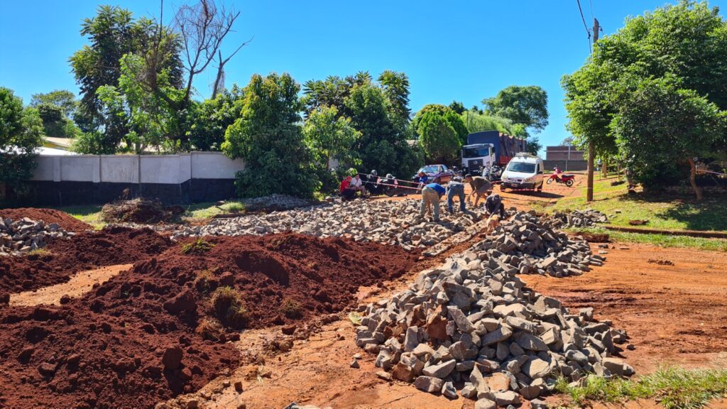 Continúan los trabajos de empedrado, cordón cuneta y entoscado en los barrios Jardín e Itatí, con el objetivo de mejorar la circulación y brindar una mejor calidad de vida a las familias de la zona
