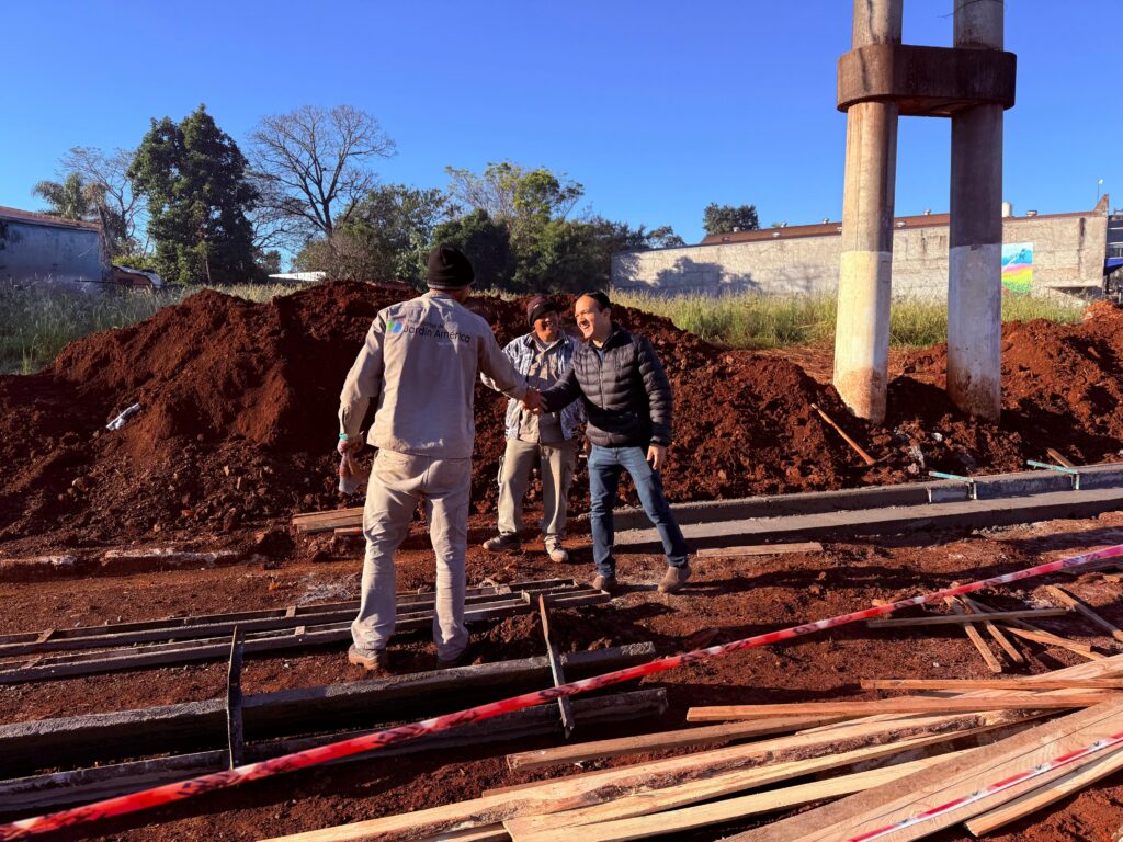 Más infraestructura para nuestros vecinos. Avanzamos con la construcción de veredas sobre la calle Antártida Argentina, una obra que mejora la seguridad, la accesibilidad y la circulación peatonal en el barrio
