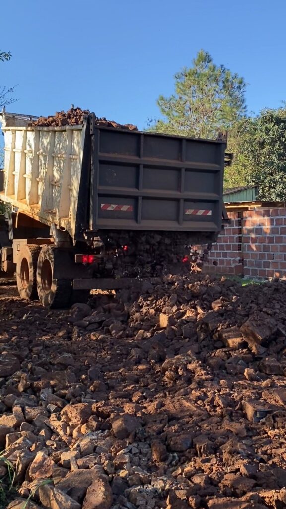 Continuamos llevando adelante trabajos de perfilado y entoscado de calles en el barrio Prosol, mejorando las condiciones de circulación y el acceso para vecinos y vecinas