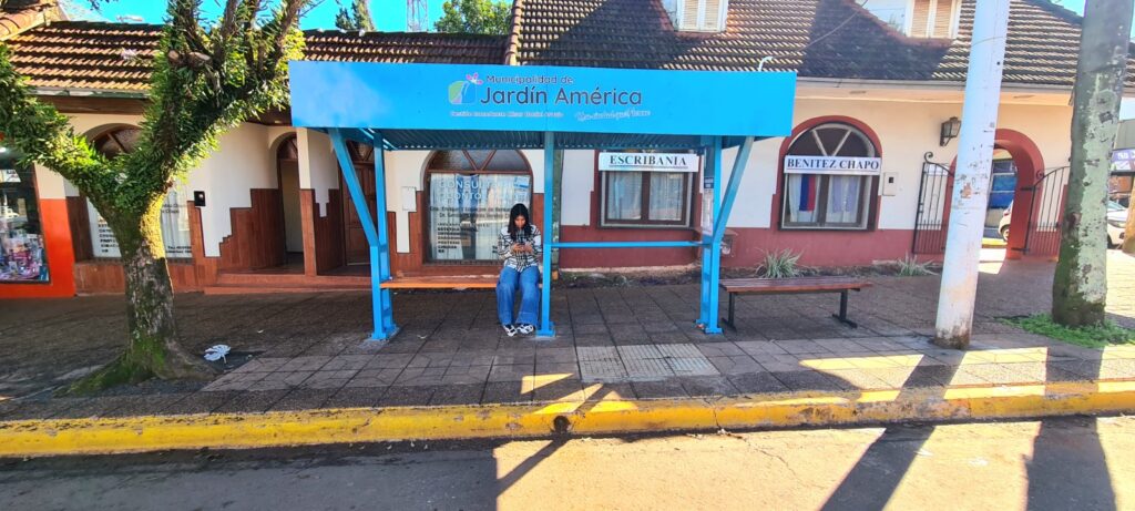 En la parada de ómnibus ubicada sobre avenida Libertad y Chile ya podés disfrutar de un espacio moderno y cómodo para esperar el transporte público