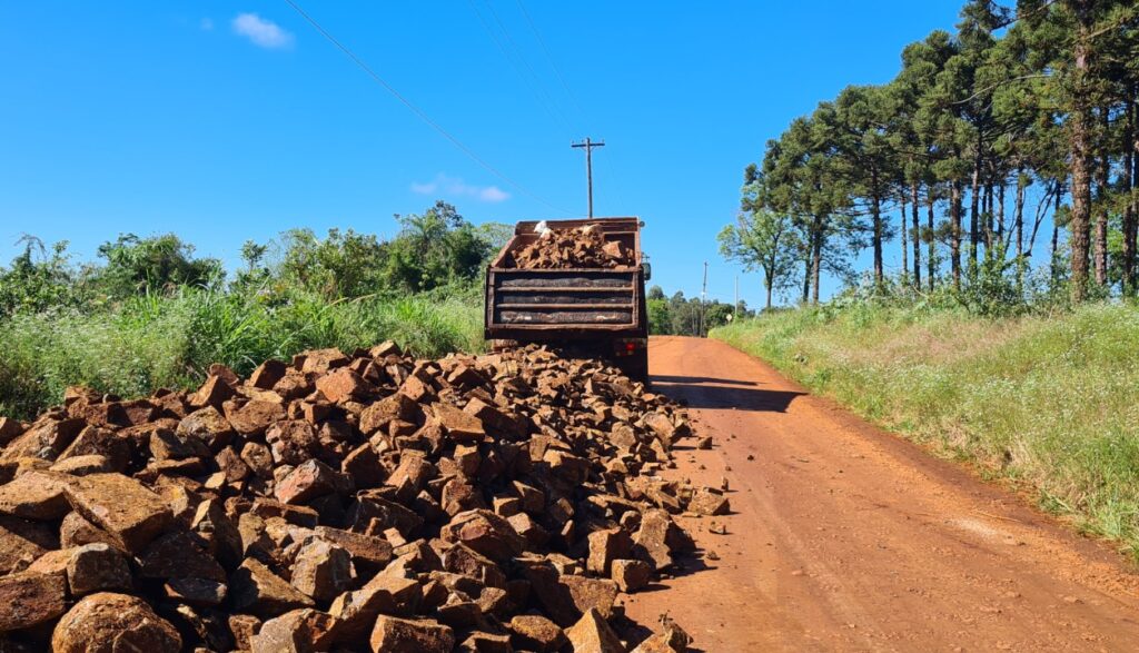 Llevamos adelante trabajos de entoscado y perfilado en el acceso al Instituto Agrotécnico, ubicado en el barrio Los Paraísos, mejorando las condiciones de transitabilidad del sector