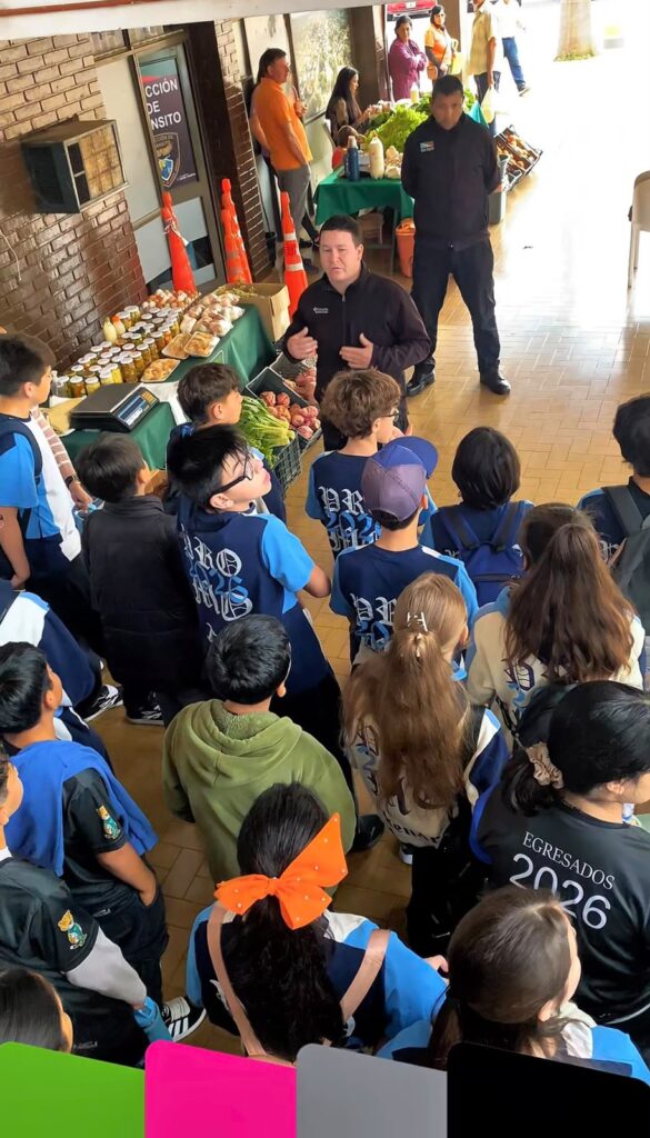 Recibimos con mucho entusiasmo a los alumnos de la Escuela 643, quienes visitaron las instalaciones de la Municipalidad acompañados por su directora Sandra Fernández, la vicedirectora Alicia Demonari y las docentes de 7.º grado: Nadia Morel (7.º B), Julia Rivas (7.º A) y Claudia Azamé (7.º C)