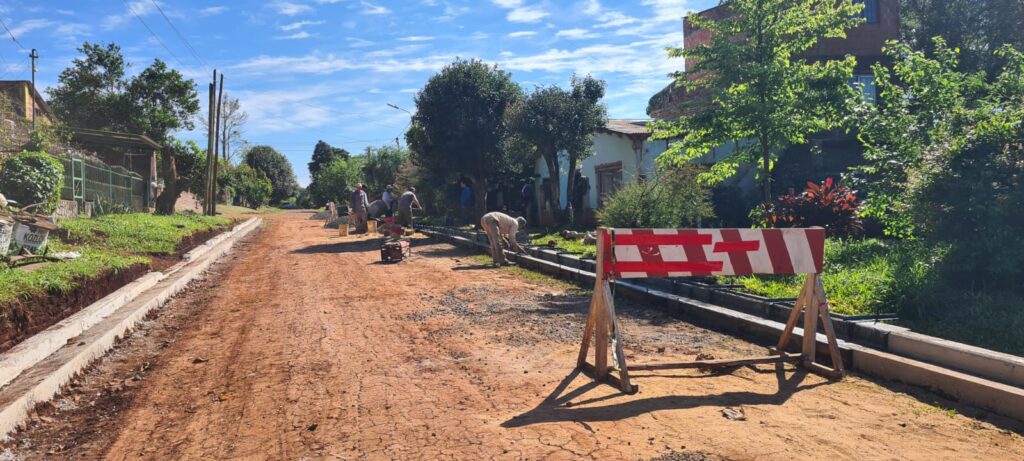Avanzamos con la segunda etapa de ejecución de cordón cuneta sobre calle Orinoco, una obra solicitada por los vecinos del sector