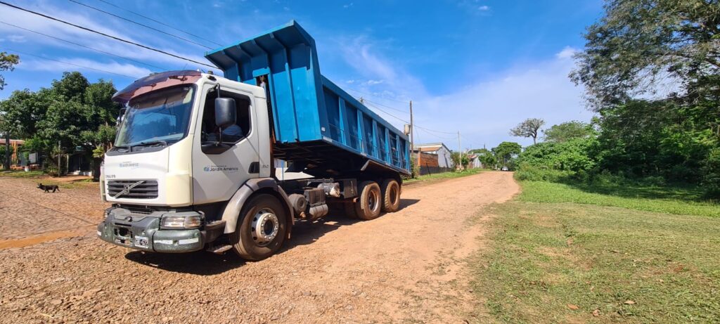 Continuamos con el mantenimiento de caminos terrados en la zona urbana del barrio Arroyito
