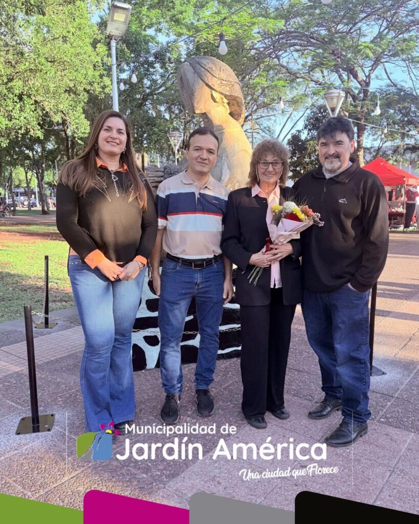 En el marco de la celebración del Día de la Madre, descubrimos una placa explicativa que recupera la historia y el origen de la escultura ubicada en la plaza Colón, poniendo en valor parte de la memoria cultural de nuestra comunidad